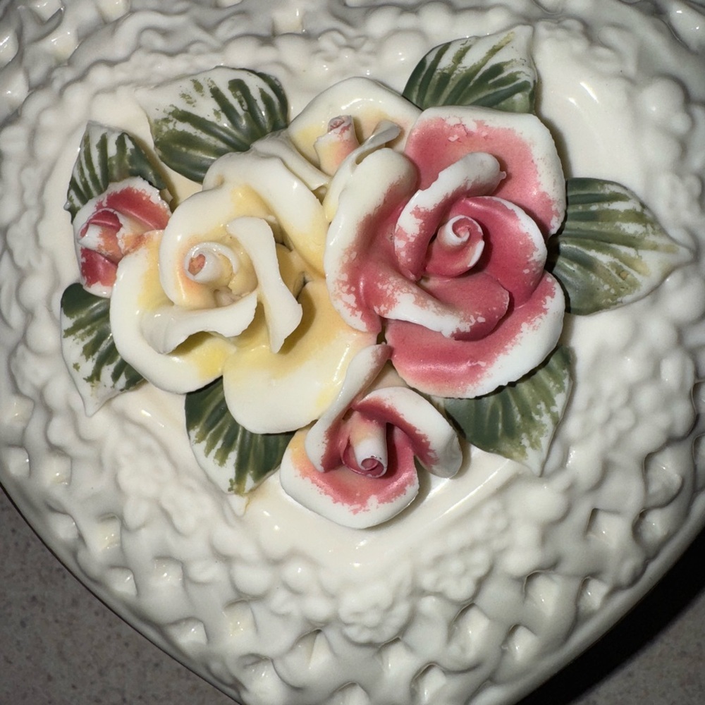 VintageHeart Shaped Ceramic Trinket Box with Rose Lid ♥️♥️♥️ - Picture 2 of 7